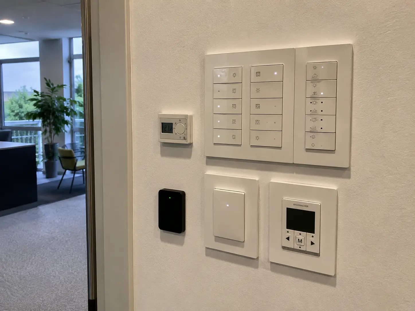 Groesseres Smart-Home-Touchscreen-Panel zur Gebäudesteuerung in einem Gewerbeobjekt in Berlin